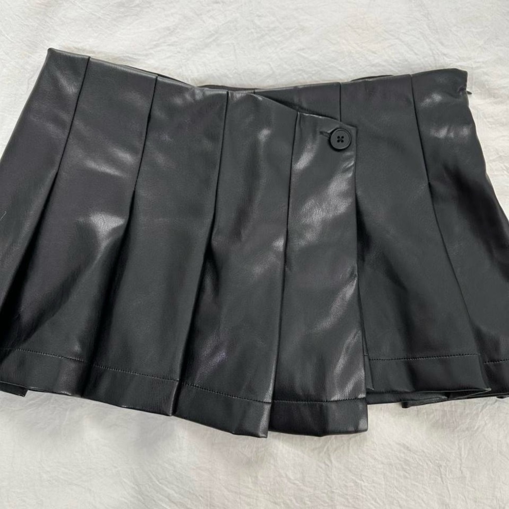 Low Rise Faux Leather Pleated Mini Skirt - Picture 7 of 8